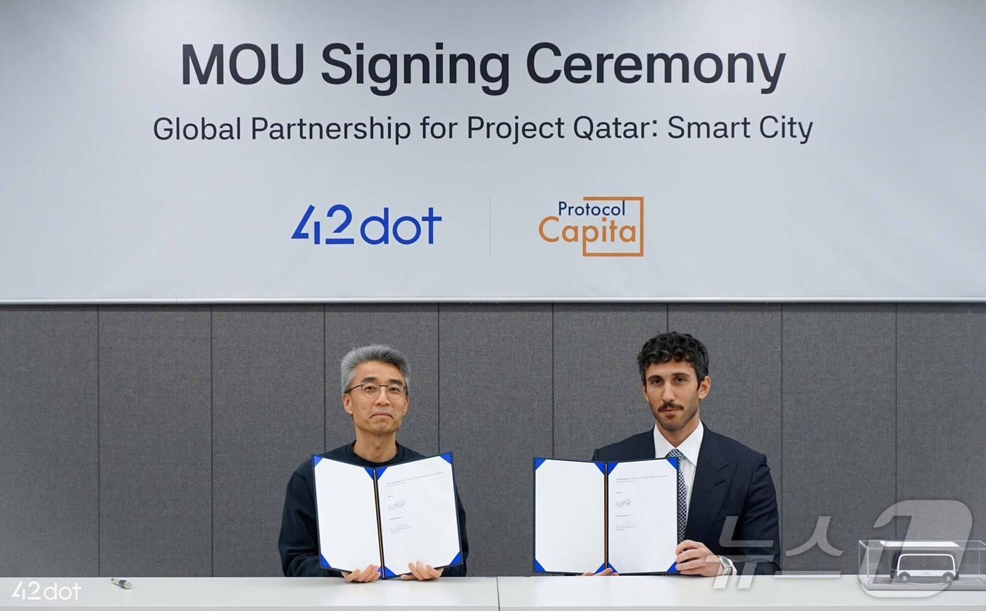 송창현 포티투닷 대표, 아흐메드 알 주파이리(Ahmad Al Jufairi) 프로토콜캐피탈 그룹 회장이 지난 1월15일 포티투닷 신사옥에서 카타르 스마트시티 사업 업무협약 체결 후 기념사진을 촬영했다.(포티투닷 제공)
