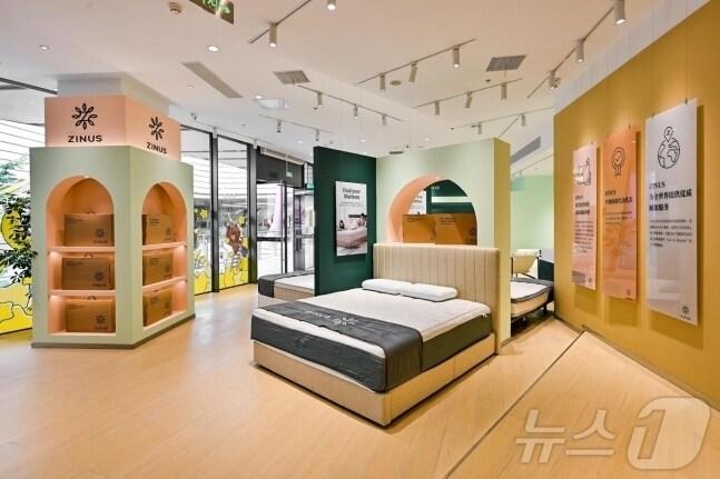 본문 이미지 - 중국 상해에 문을 연 지누스 플래그십 스토어 전경 사진&#40;지누스 제공&#41;