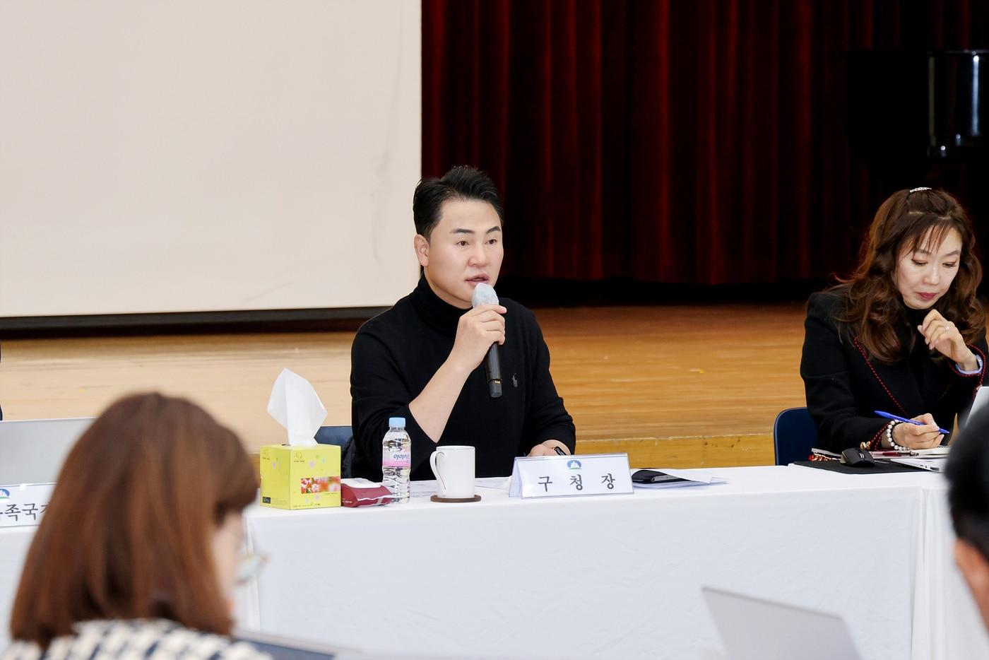 오언석 도봉구청장이 도봉구 확대간부회의에서 회의를 주재하고 있다(도봉구 제공)