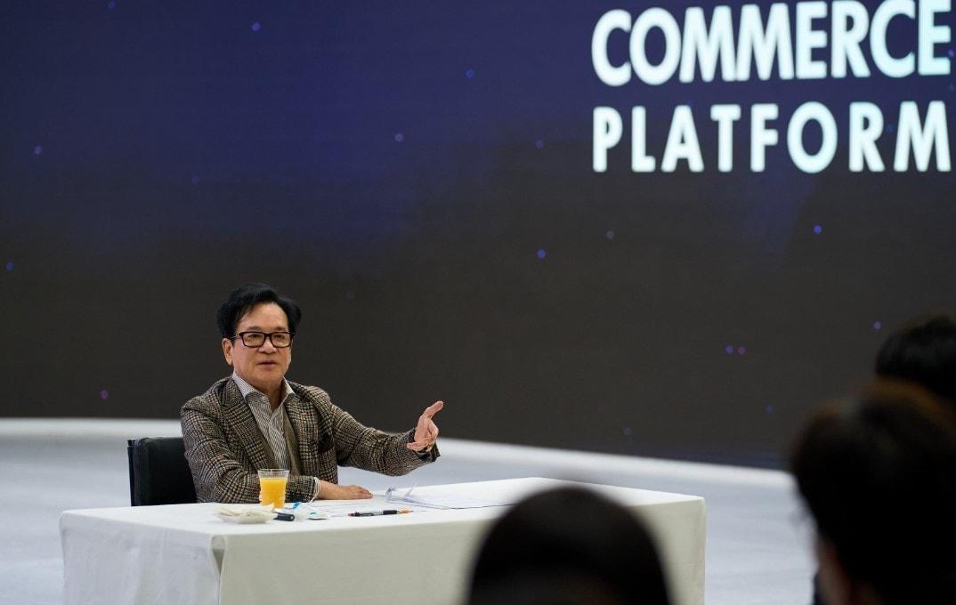 본문 이미지 - 이재현 CJ그룹 회장이 지난 7일 서울 서초구 CJ온스타일 본사에서 직원들을 만나 격려하고 있다. (CJ그룹 제공)