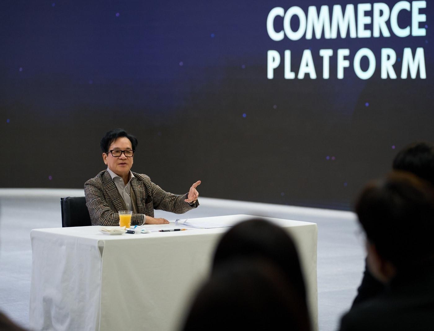 본문 이미지 - 이재현 CJ그룹 회장이 지난 7일 서울 서초구 CJ온스타일 본사에서 직원들을 만나 격려하고 있다(CJ그룹 제공).