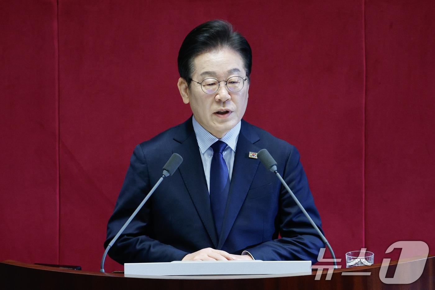 이재명 더불어민주당 대표가 10일 서울 여의도 국회 본회의장에서 &#39;회복과 성장&#39;을 주제로 제422회 국회&#40;임시회&#41; 교섭단체 대표연설을 하고 있다. 2025.2.10/뉴스1 ⓒ News1 안은나 기자