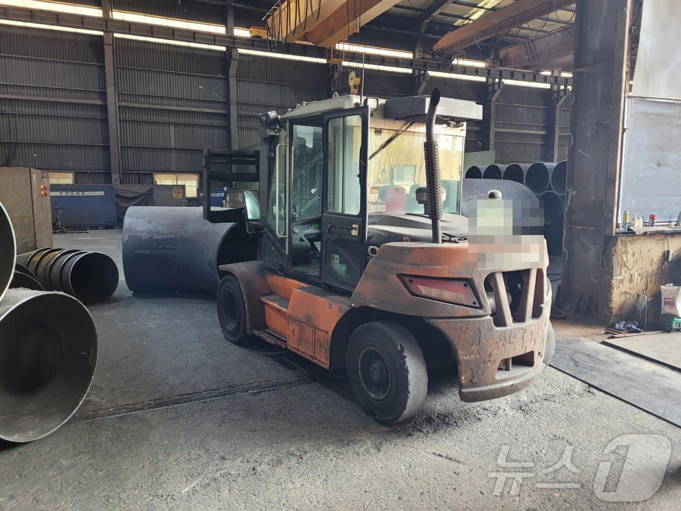 본문 이미지 - 부산 강서구 송정동 철강공장 사고 현장(강서경찰서 제공)