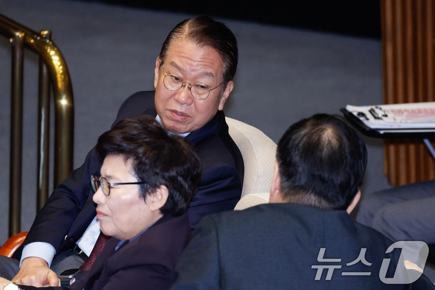 권영세 국민의힘 비상대책위원장이 10일 서울 여의도 국회 본회의장에서 이재명 더불어민주당 대표의 교섭단체 대표연설을 듣던 중 최형두 비대위원과 대화하고 있다. 2025.2.10/뉴스1 ⓒ News1 안은나 기자