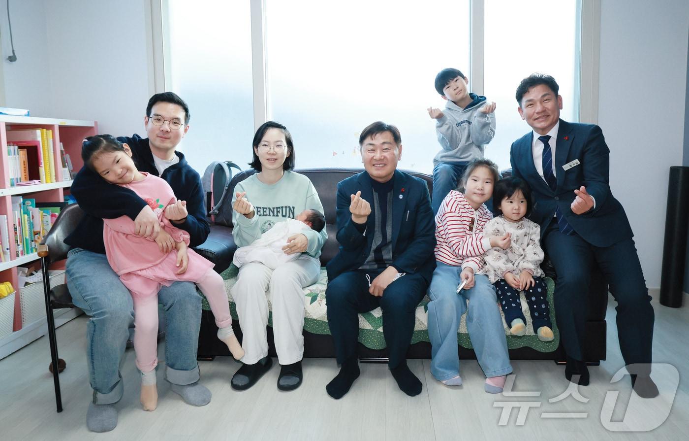 본문 이미지 - 10일 김관영 전북자치도지사가 순창군 인계면 다둥이 가족을 찾아 기념 촬영을 하고 있다. 인계면 거주 정모씨는 지난 4일 폭설 속에서 119 순창구급대의 도움을 받아 다섯 번째 아이를 건강하게 출산했다.(전북자치도 제공)/뉴스1 