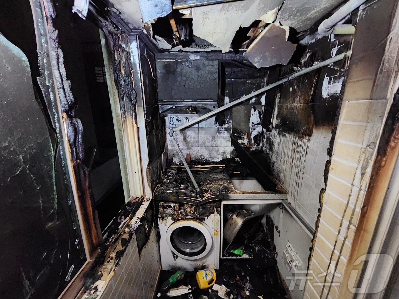 본문 이미지 - 부산 수영구 광안동 공동주택 화재 현장(부산소방재난본부 제공)