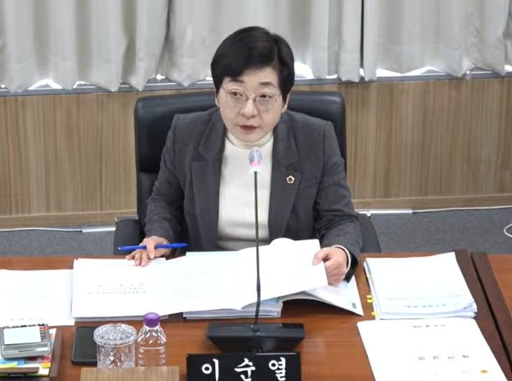 본문 이미지 -  10일 정책실명제 조례 개정안 발의 배경을 설명하는 이순열 세종시의원. (시의회 유튜브 캡처) / 뉴스1