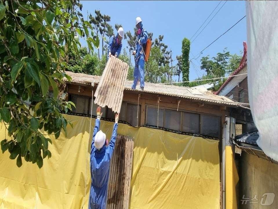 본문 이미지 - 강릉시, 2025년 노후슬레이트 철거·지붕개량 지원 확대.&#40;강릉시 제공&#41; 2025.2.10/뉴스1