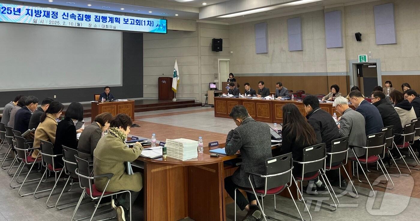 본문 이미지 - 산청군의 '2025년 지방재정 신속집행 보고회'(산청군 제공). 2025.2.10