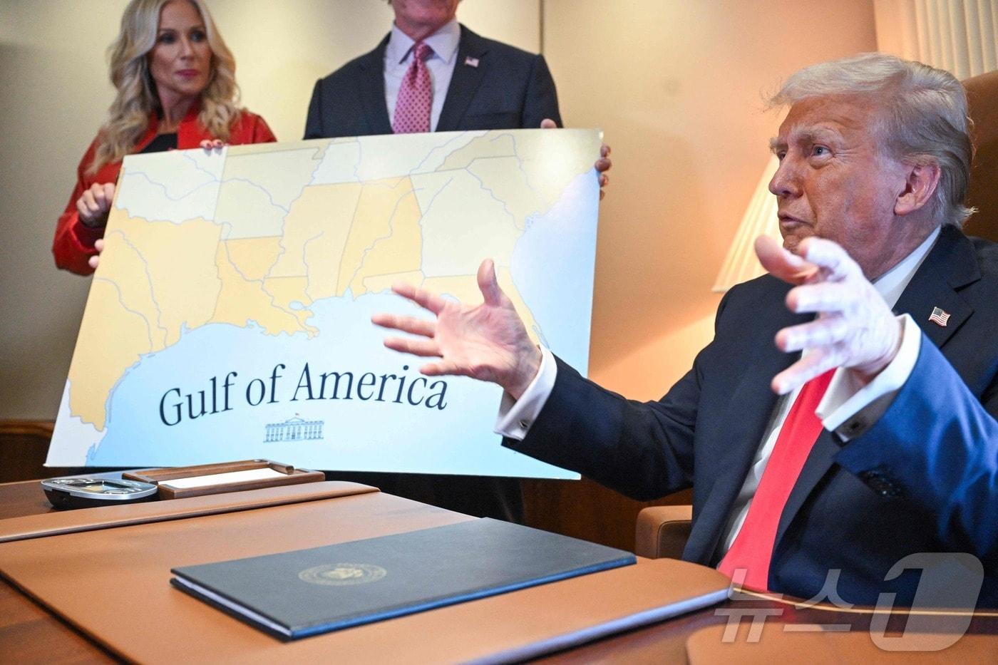 도널드 트럼프 미국 대통령이 9일(현지시간) 미국 프로풋볼 결승전인 슈퍼볼이 열리는 루이지애나주 뉴올리언스로 이동하는 전용기서 멕시코만을 '걸프 오브 아메리카'로 바꾸는 포고문에 서명한 후 취재진을 만나고 있다. 2025.02.10 ⓒ AFP=뉴스1 ⓒ News1 우동명 기자