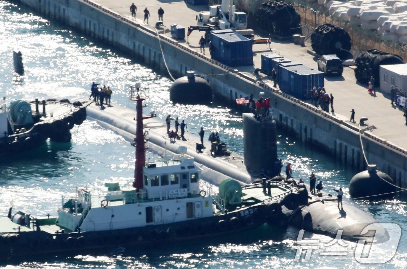 미국 해군 로스엔젤레스급 핵추진 잠수함 '알렉산드리아함'(SSN 757·6900톤급)이 10일 오전 부산 남구 해군작전사령부 부산작전기지에 입항하고 있다. 1991년 취역한 알렉산드리아함은 길이 110m, 폭 10m 규모이며 군수 적재와 승조원 휴식을 위해 이날 부산에 입항했다. 알렉산드리아함이 국내에 입항한 것은 이번이 처음이다. 2025.2.10/뉴스1 ⓒ News1 윤일지 기자