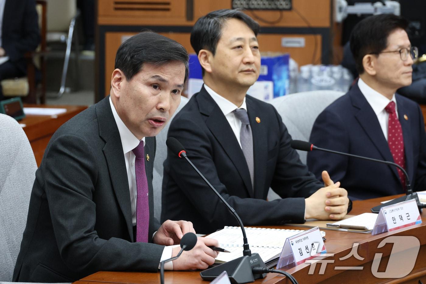 김선호 국방부장관 직무대행이 10일 오전 서울 여의도 국회에서 열린 K-방산수출 지원을 위한 당정협의회에서 발언하고 있다. 2025.2.10/뉴스1 ⓒ News1 이광호 기자