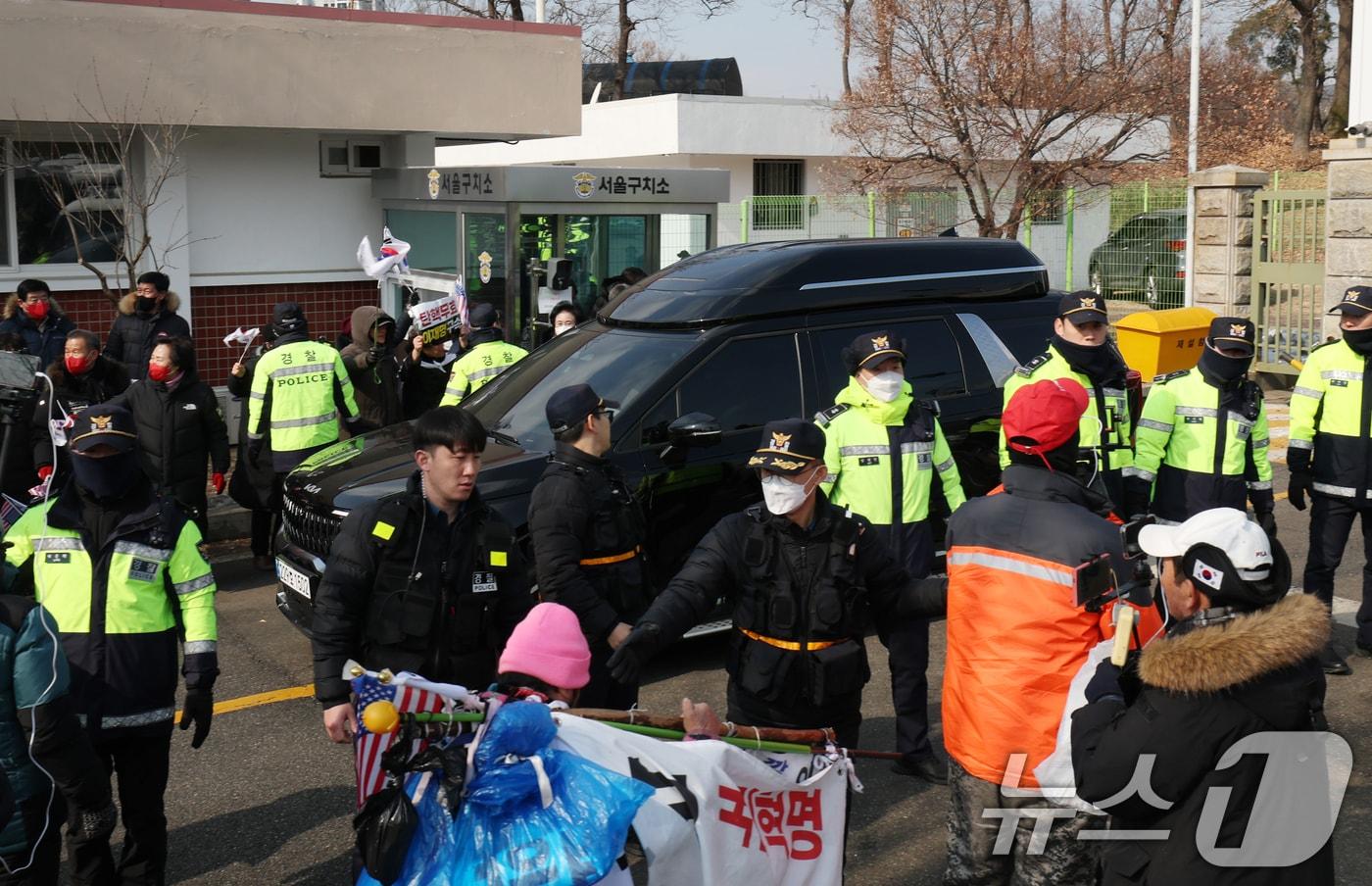 본문 이미지 - 국민의힘 의원들이 10일 오후 윤석열 대통령 면회를 마친 후 경기 의왕시 서울구치소를 나서고 있다. 2025.2.10/뉴스1 ⓒ News1 김영운 기자