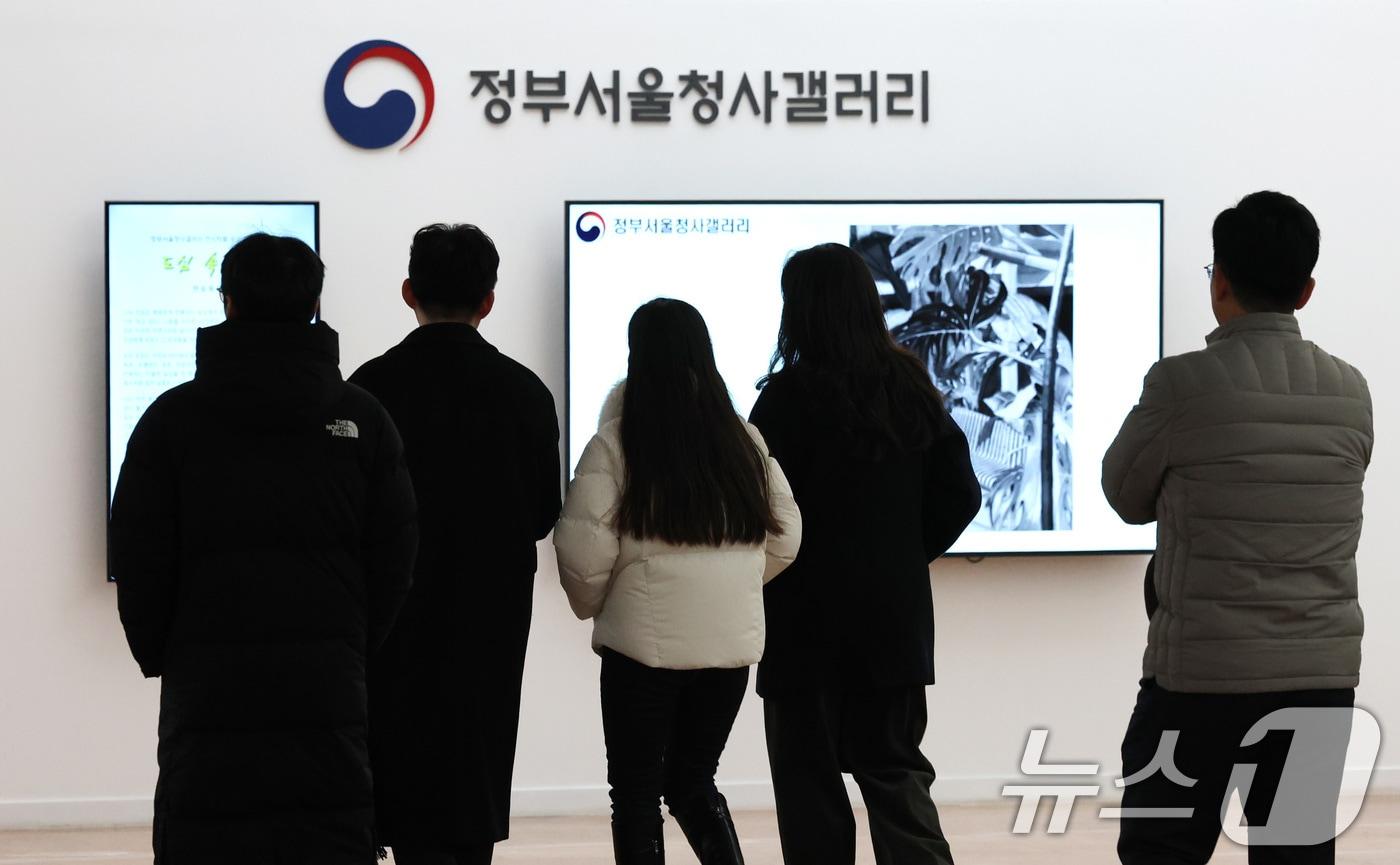 서울 종로구 정부서울청사에서 공무원들이 점심식사를 위해 이동하는 모습. 2025.2.10/뉴스1 ⓒ News1 임세영 기자