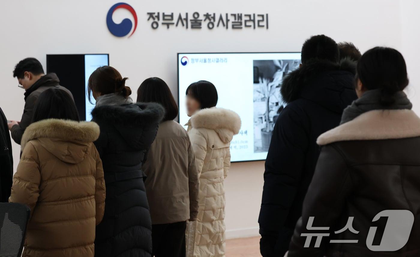 본문 이미지 - 서울 종로구 정부서울청사에서 공무원들이 점심식사를 위해 이동하는 모습. 2025.2.10/뉴스1 ⓒ News1 임세영 기자