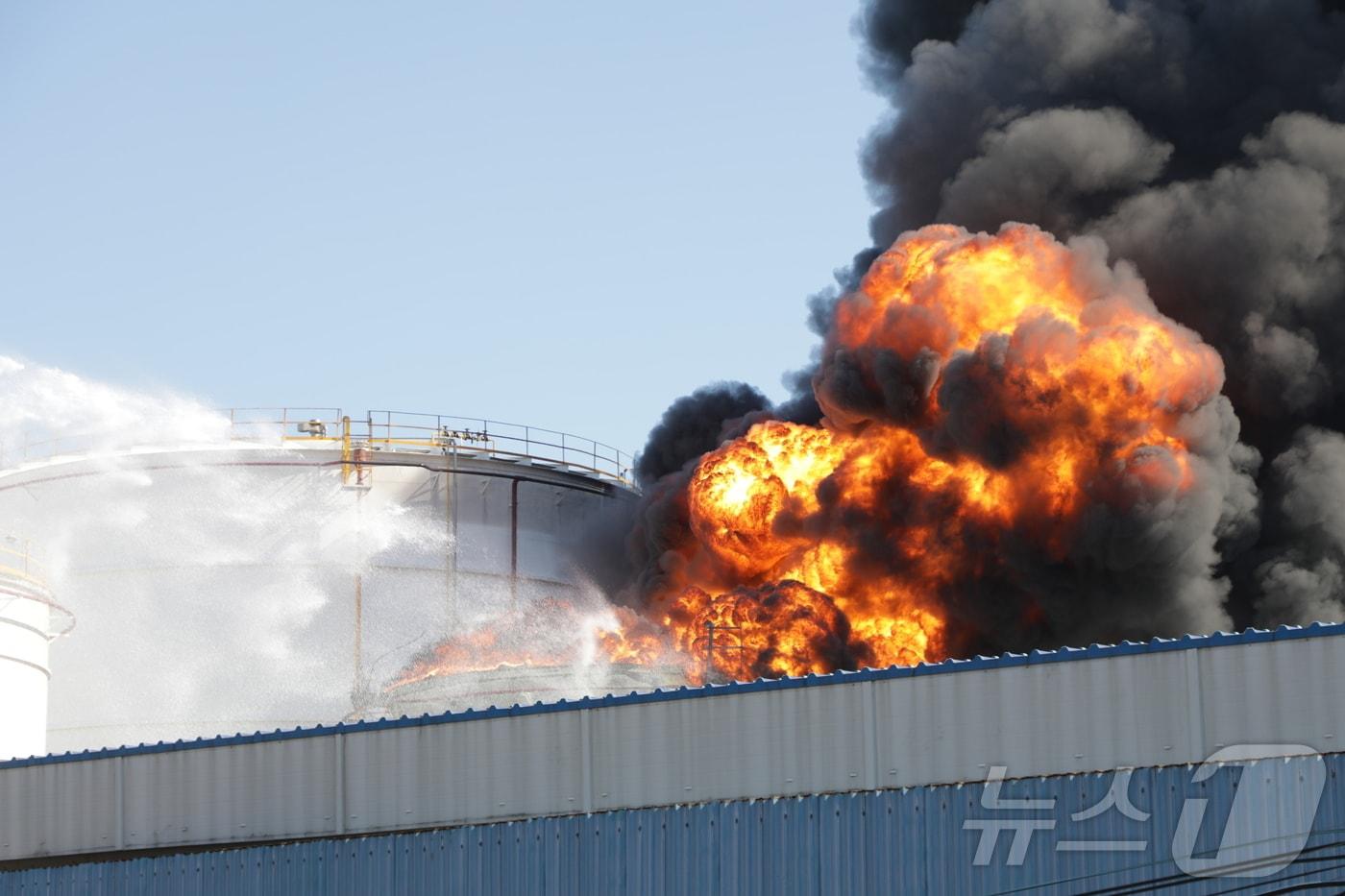 10일 오전 11시 15분께 울산 울주 온산읍에 위치한 유나이티드터미널코리아(UTK) 내 탱크터미널에서 화재가 발생해 소방당국이 화재 진압을 하고 있다. 2025.2.10/뉴스1 ⓒ News1 김지혜 기자