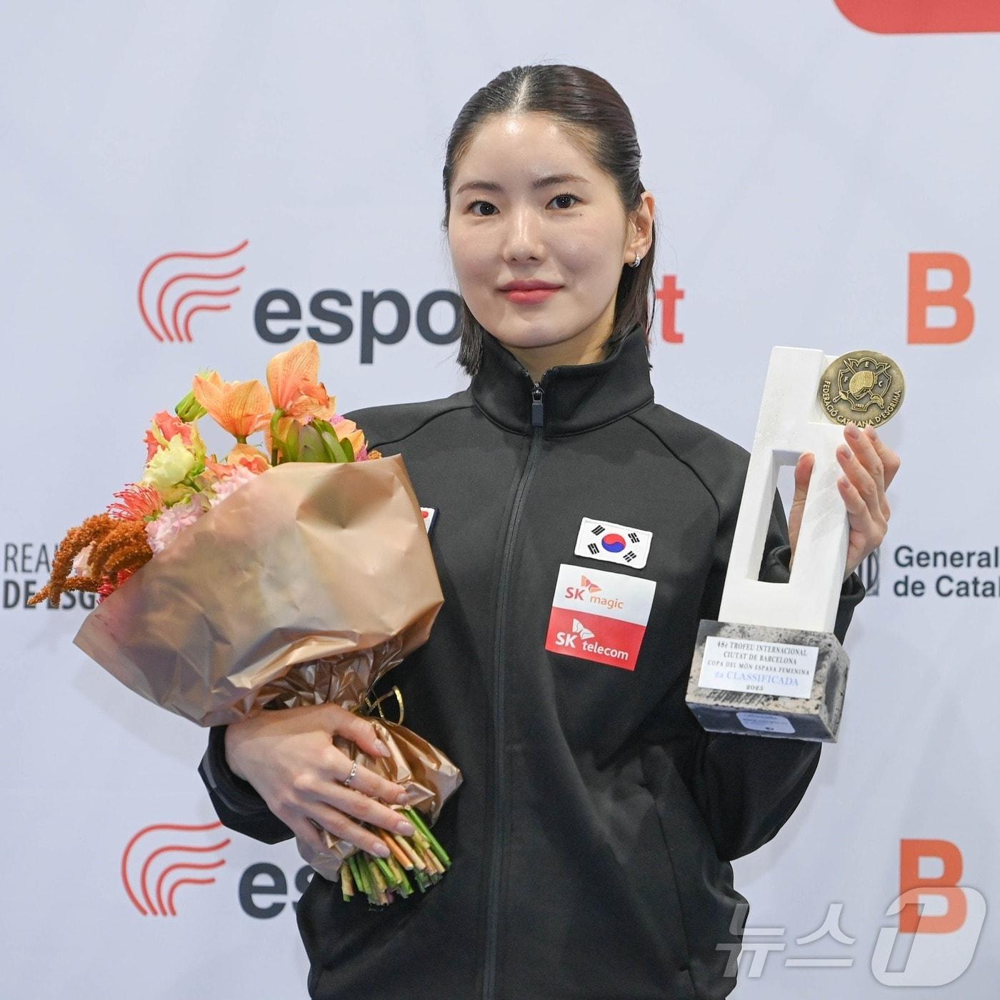 본문 이미지 - 펜싱 여자 에페 송세라가 스페인 바르셀로나에서 열린 월드컵 개인전에서 은메달을 수확했다. &#40;대한펜싱협회 제공&#41;