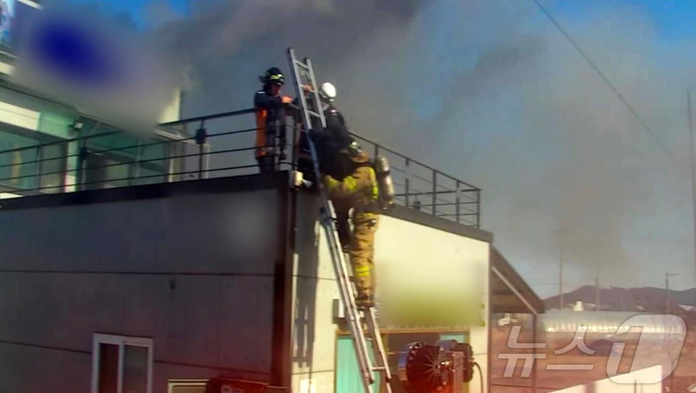 10일 오전 11시18분쯤 경북 포항시 북구 흥해읍 망천리에 있는 2층 사무실에서 불이 났다. 신고를 받고 출동한 119대원들이 옥상에 대피해 있던 직원들을 구조하고 있다. (포항북부소방서 제공0 2025.2.10/뉴스1 