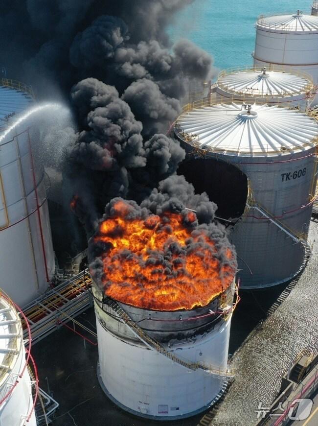 본문 이미지 - 10일 오전 11시 15분께 울산 울주 온산읍에 위치한 유나이티드터미널코리아(UTK) 내 탱크터미널에서 화재가 발생해 불길이 치솟고 있다.(울산해양경찰서 제공) 2025.2.10/뉴스1