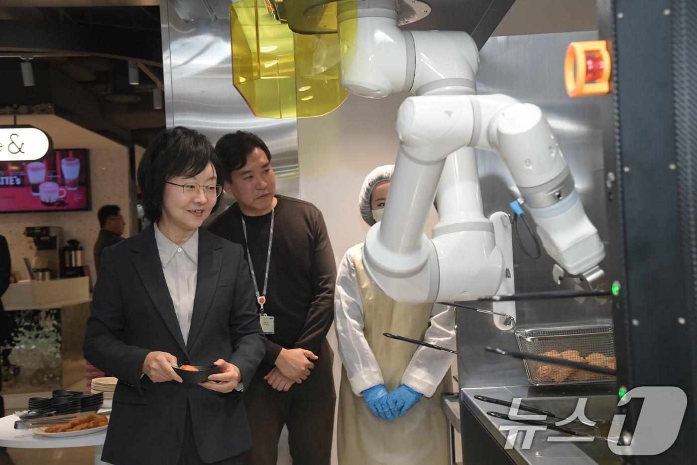 오유경 식품의약품안전처장이 지난 2월 10일 경기 성남시 분당구 삼성웰스토리를 방문, 다양한 자동화 식품용 기기를 살펴보고 있다.  &#40;식약처 제공&#41;/뉴스1