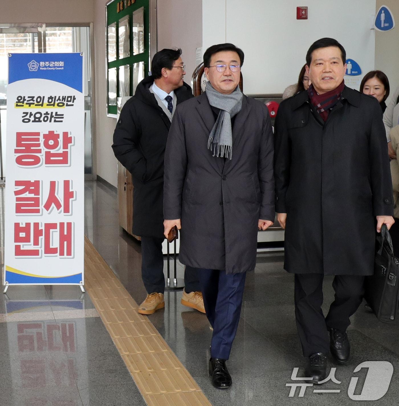 본문 이미지 - 대통령 직속 지방시대위원회 관계자들이 10일 전북자치도 완주군 완주군의회에서 열린 완주·전주 행정통합 관련 현장간담회를 마치고 유의식 완주군의회 의장(왼쪽)과 장내를 나서고 있다. 2025.2.10/뉴스1 ⓒ News1 유경석 기자