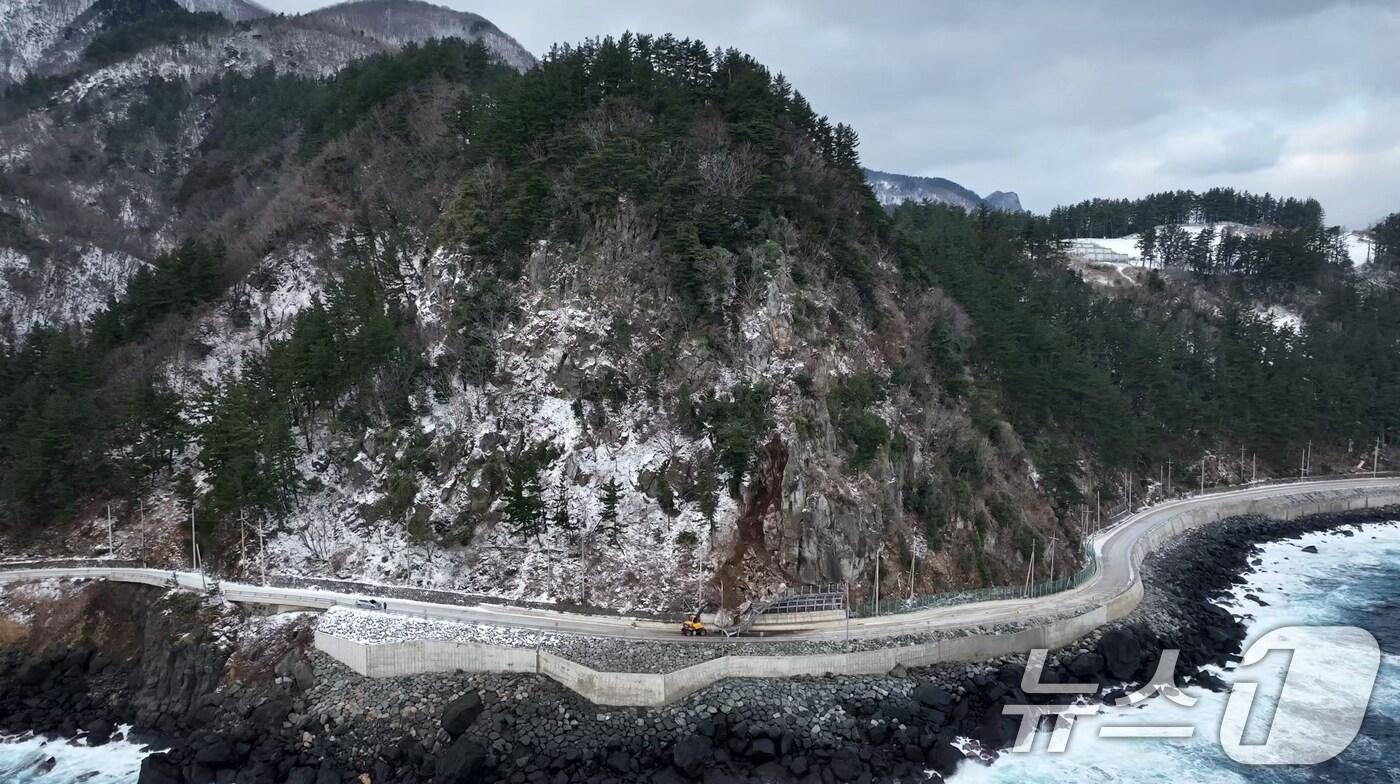 본문 이미지 - 12일 오후 경북 울릉군이 중장비를 투입해 섬 일주도로에서 발생한 낙석 제거 작업을 하고 있다. 울릉군은 지난 9일 오전 5시쯤 발생한 낙석으로 북면 죽암에서 천부리 구간 양방향을 전면 통제하고 있다. (울릉군제공) 2025.2.10/뉴스1 ⓒ News1 최창호 기자