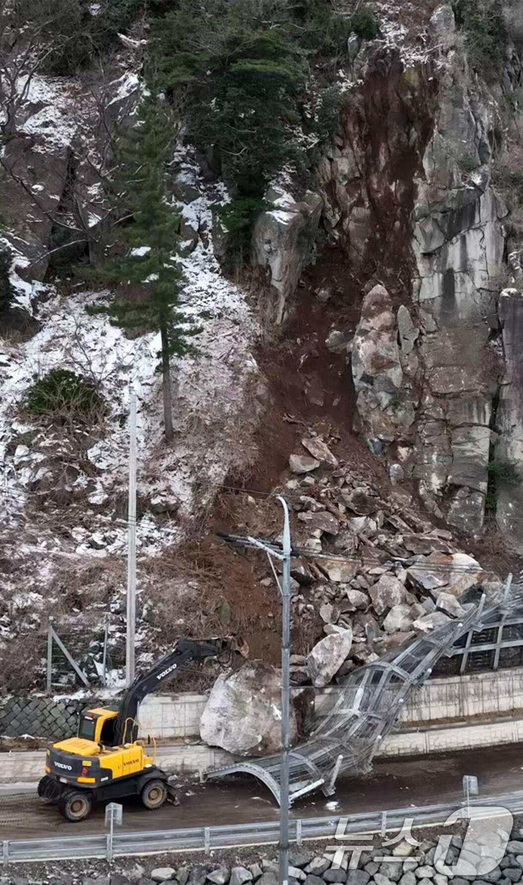 본문 이미지 - 12일 오후 경북 울릉군이 중장비를 투입, 섬 일주도로에서 발생한 낙석 제거 작업을 하고 있다. 울릉군은 지난 9일 오전 5시쯤 발생한 낙석으로 북면 죽암에서 천부리 구간 양방향을 전면 통제하고 있다. (울릉군 제공) 2025.2.10/뉴스1 ⓒ News1 최창호 기자