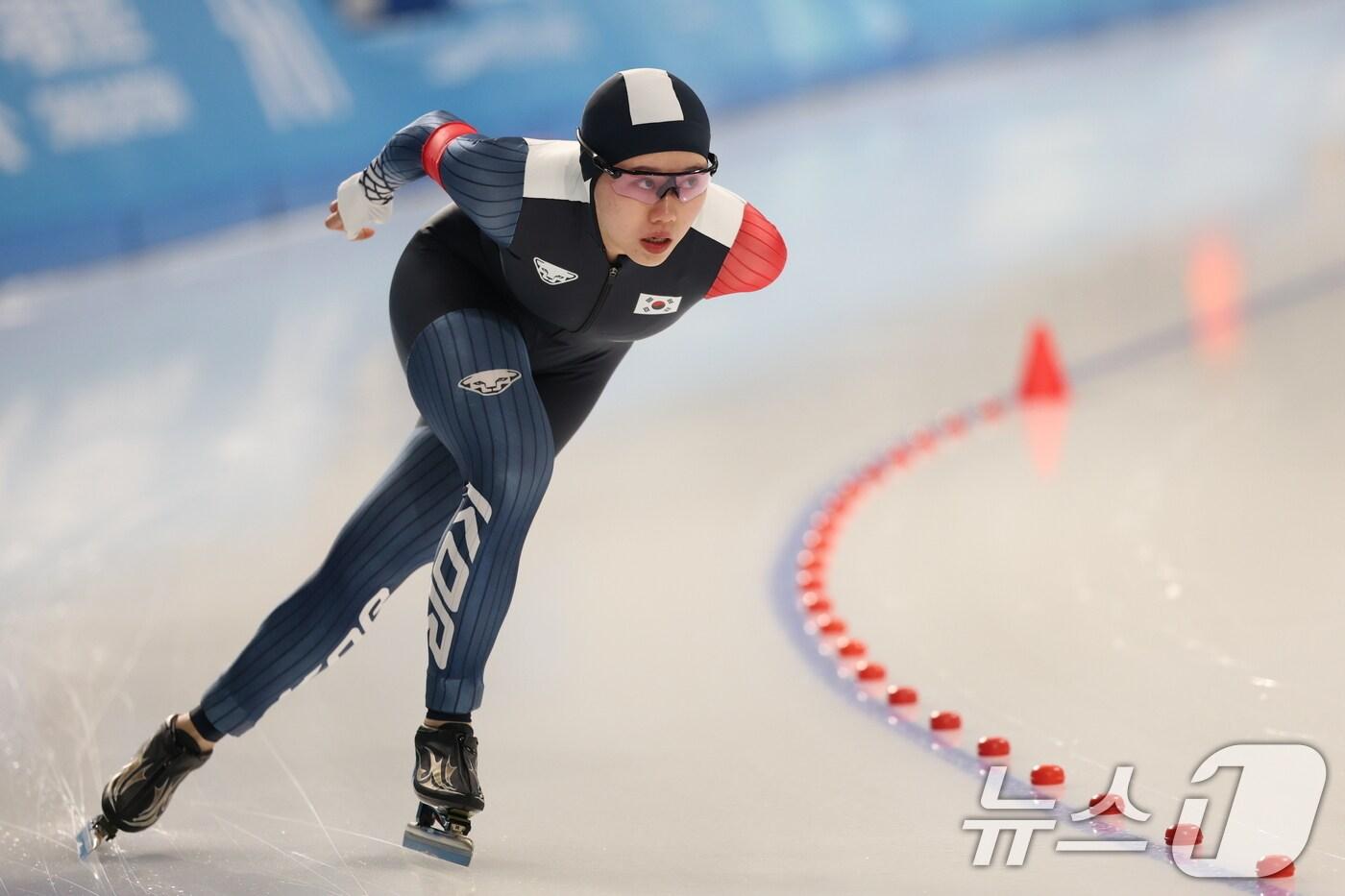 본문 이미지 - 10일(현지시간) 중국 헤이룽장성 하얼빈 스피드 스케이트 오벌에서 열린 하얼빈 동계아시안게임 스피드 스케이팅 여자 3,000m에서 박지우가 질주하고 있다. 2025.2.10/뉴스1 ⓒ News1 이승배 기자