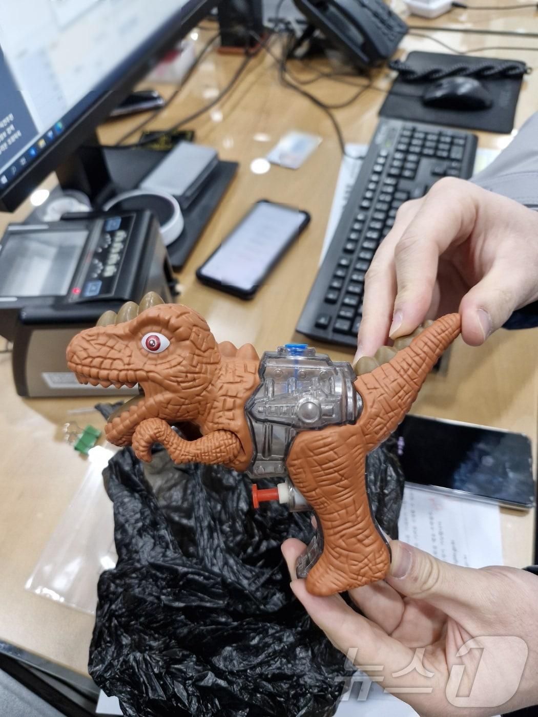 본문 이미지 - 은행 강도 행각을 벌일 때 사용된 공룡 모양 물총(시장경찰서 제공)