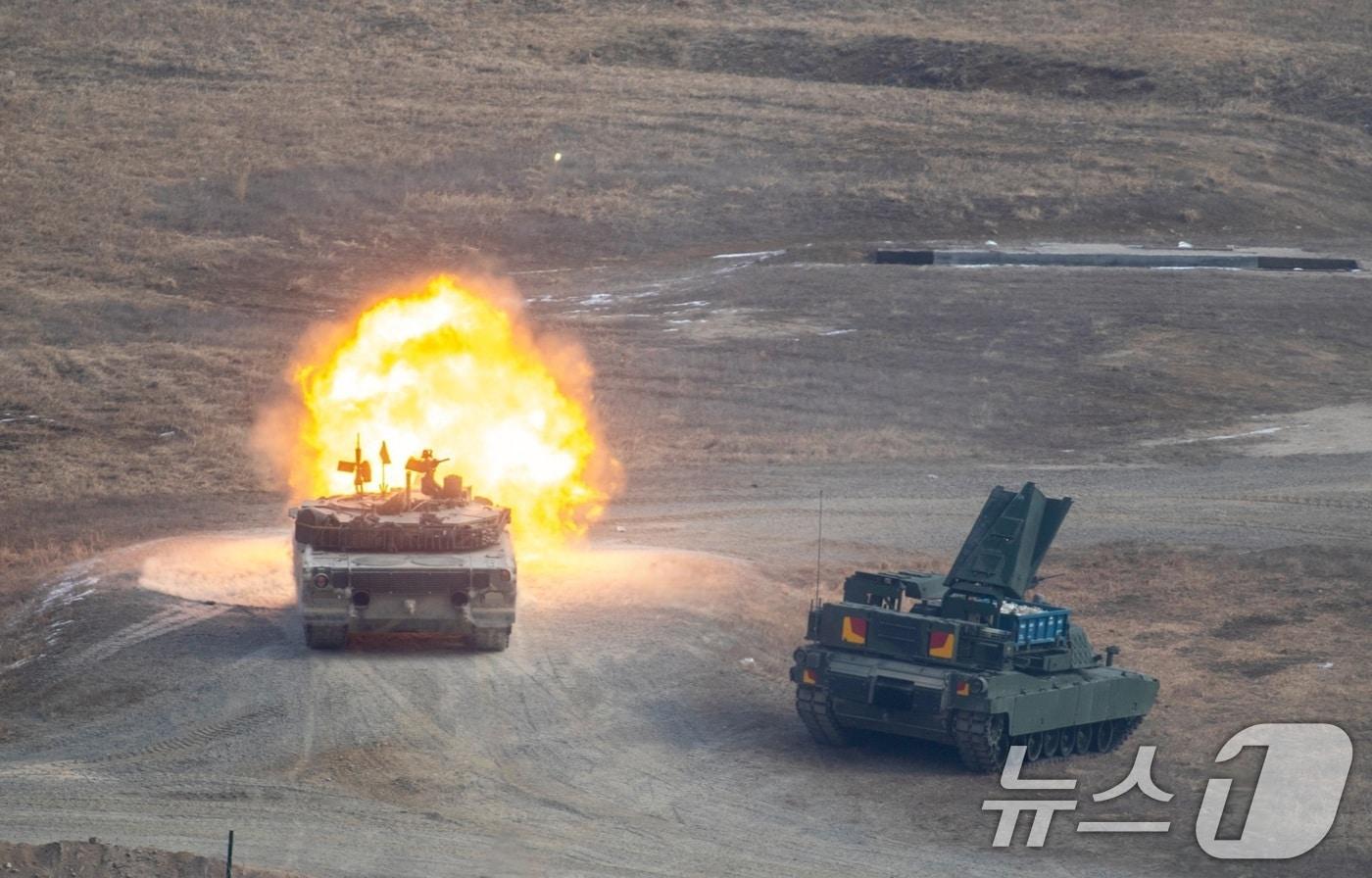 육군은 미 육군과 함께 완벽한 연합작전 수행능력을 유지 및 강화하기 위해 경기도 포천 로드리게스 훈련장에서 올해 첫 ‘한미연합 제병협동 실사격 훈련(CALFEX)’을 실시하고 있다고 10일 밝혔다. 15보병사단 K1전차가 복합장애물 지대를 개척 중인 미2사단/한미연합사단 공병중대를 엄호하기 위해 전차포 사격을 실시하고 있다.(육군 제공) 2025.2.10/뉴스1