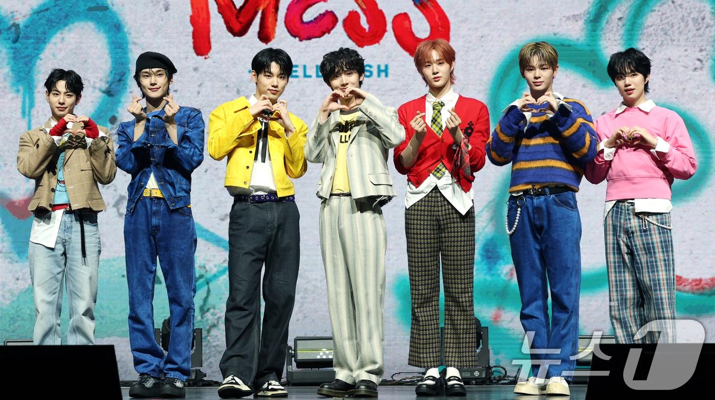 그룹 이븐의 케이타&#40;왼쪽부터&#41;와 박한빈, 이정현, 유승언, 지윤서, 문정현, 박지후 ⓒ News1