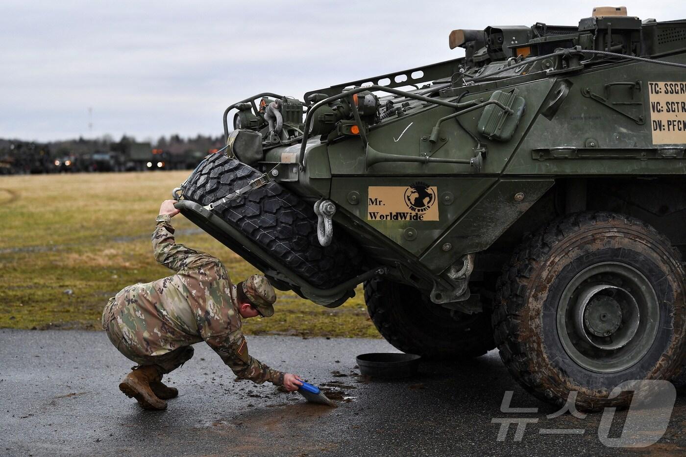 미국 제2기병연대 소속 병사가 루마니아 배치를 앞두고 2022년 2월 9일 장갑차 '스트라이커' 차량 아래에서 청소하고 있다. 2022.02.09 ⓒ 로이터=뉴스1 ⓒ News1 김경민 기자
