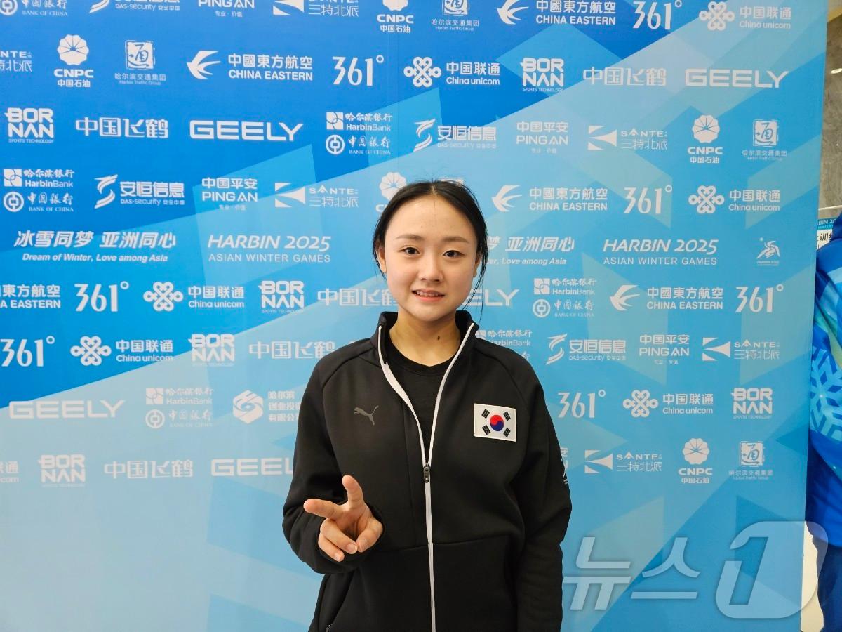 본문 이미지 - 피겨 첫 훈련을 마친 뒤 V자를 그린 김채연ⓒ News1 안영준 기자 