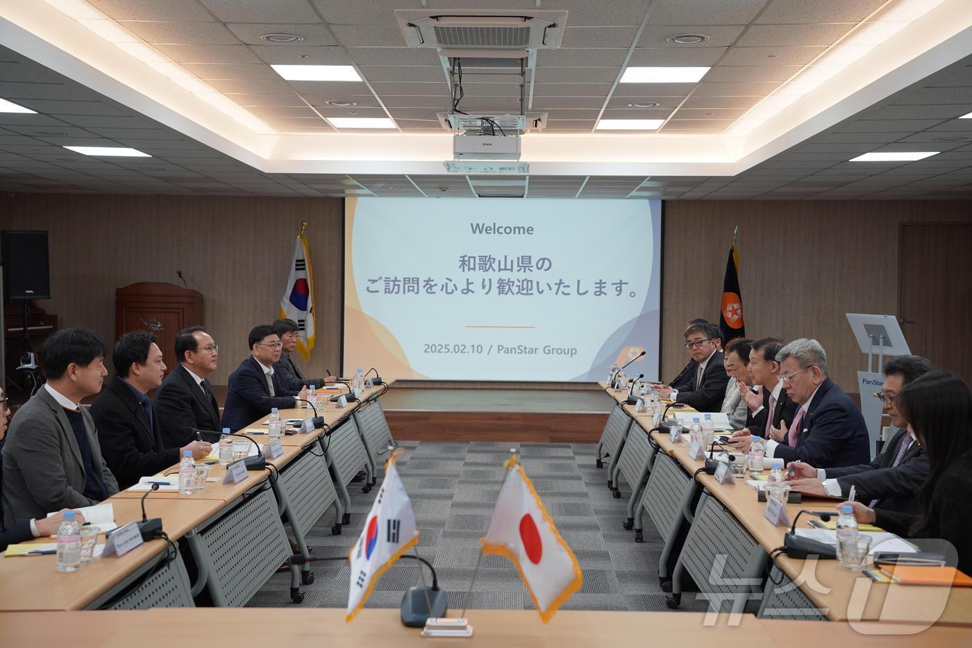 팬스타그룹 김현겸 회장&#40;왼쪽 가운데&#41;이 10일 그룹 사옥을 방문한 와카야마현의 기시모토 슈헤이 지사&#40;오른쪽 앞에서 4번째&#41; 등과 협력 방안에 대해 논의하고 있다&#40;팬스타그룹 제공&#41;