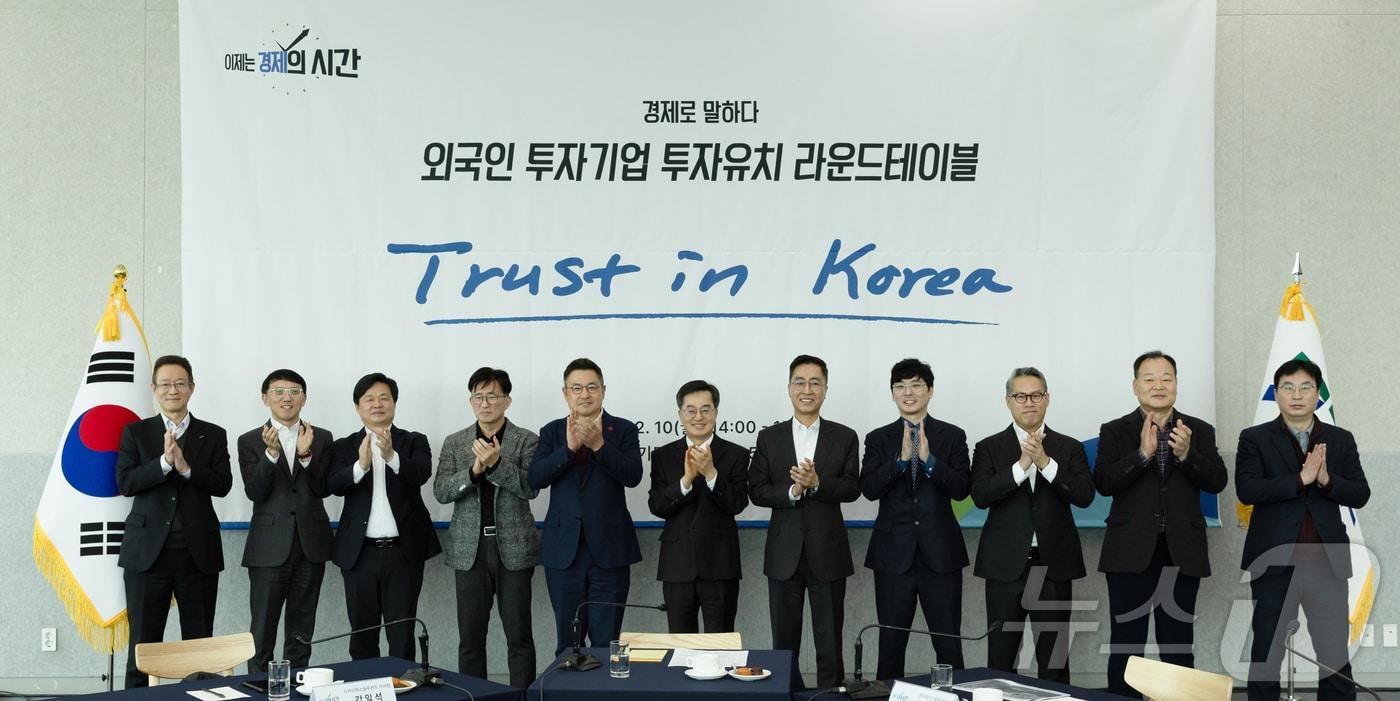 본문 이미지 - 10일 오후 경기도청 단원홀에서 열린 외국인투자기업 투자유치 라운드테이블 행사에서 김동연 경기도지사,신세계사이먼, ESR켄달스퀘어, 스카이웍스솔루션즈 임원 등이 기념촬영을 하고 있다.(경기도 제공)