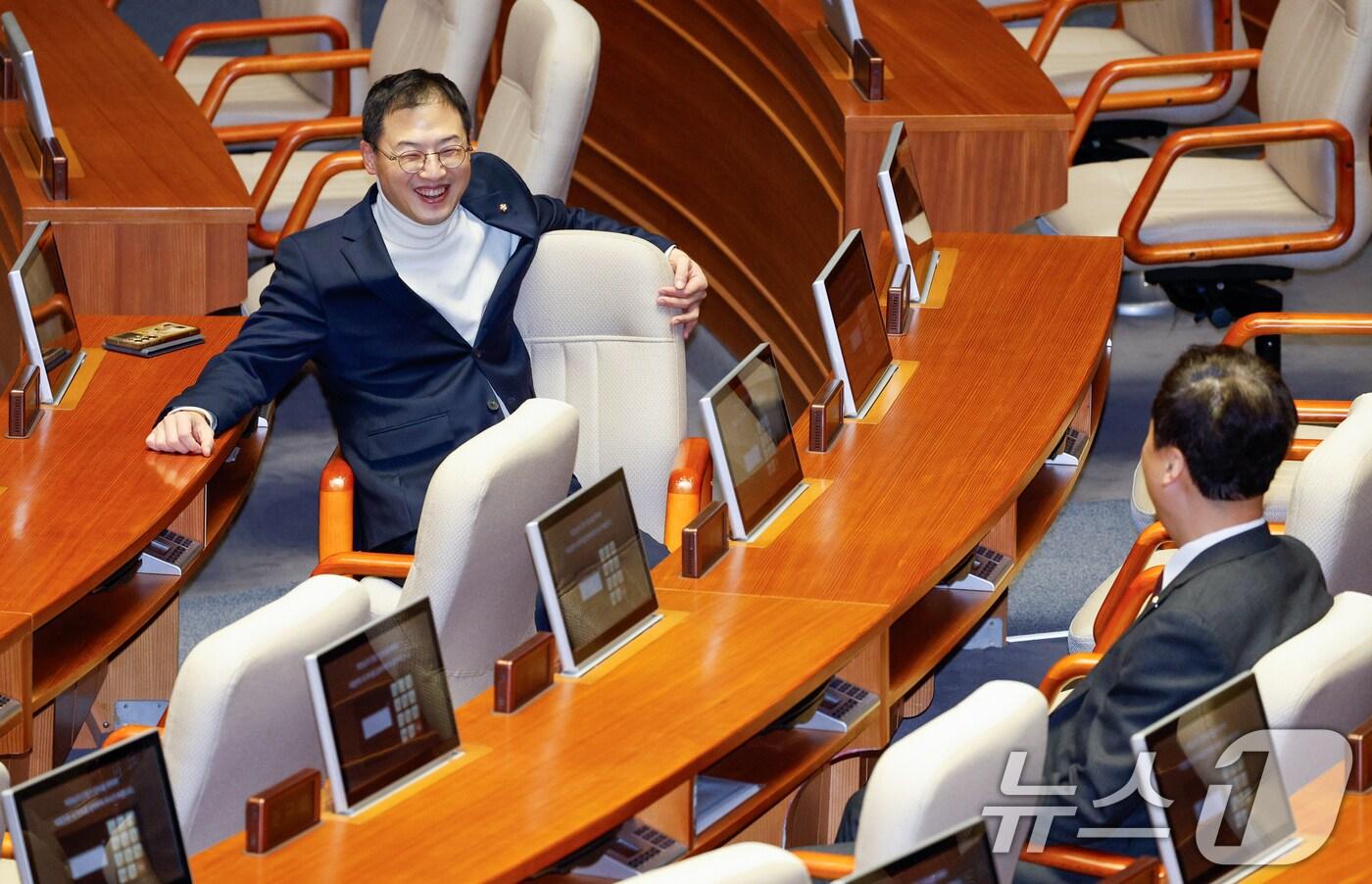 김상욱 국민의힘 의원이 지난 2월 10일 서울 여의도 국회 본회의장에서 정성국 의원과 대화하고 있다. 2025.2.10/뉴스1 ⓒ News1 안은나 기자