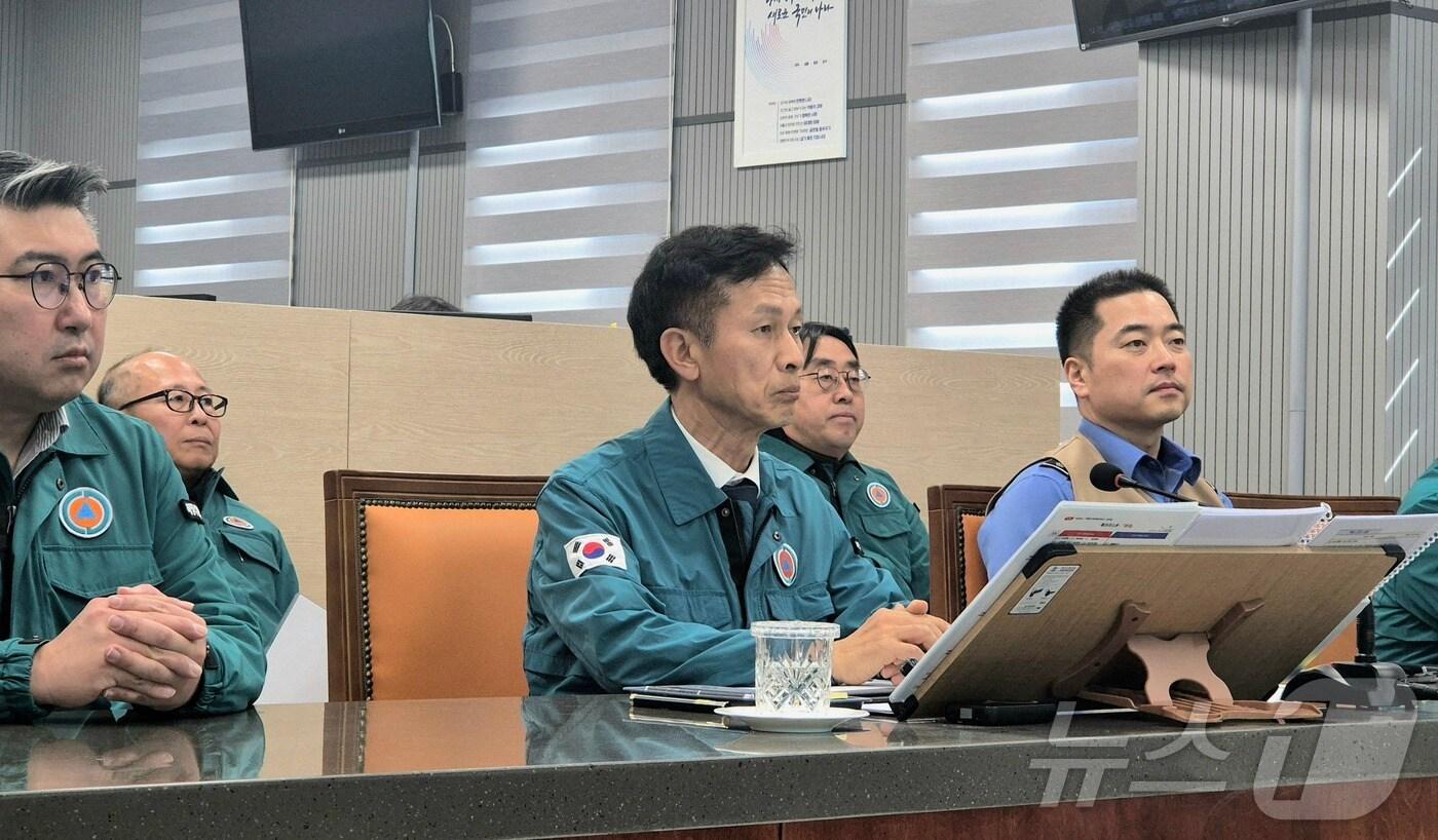 본문 이미지 - 송명달 해양수산부 차관이 10일 오전 여수해양경찰서 상황실에서 제22서경호 수색 상황을 점검하고 있다.(해양수산부 제공)