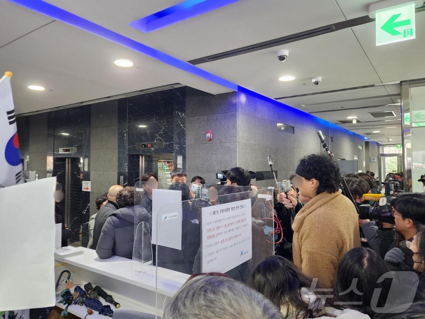 본문 이미지 - '윤석열 대통령 방어권 보장 안건'이 상정되는 10일 오후 국가인권위원회에 윤 대통령 지지자 100여 명이 집결해 경찰과 대치하는 등 혼잡한 상태다. / 뉴스1 권진영 기자