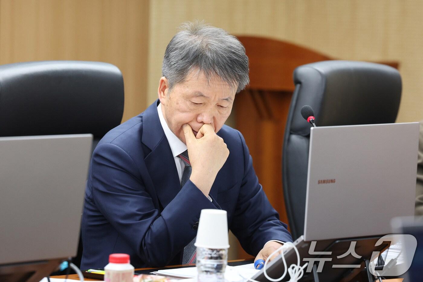 김용원 국가인권위원회 상임위원이 서울 중구 인권위에서 열린 2차 전원위원회에서 생각에 잠겨 있다. 2025.2.10/뉴스1 ⓒ News1 신웅수 기자