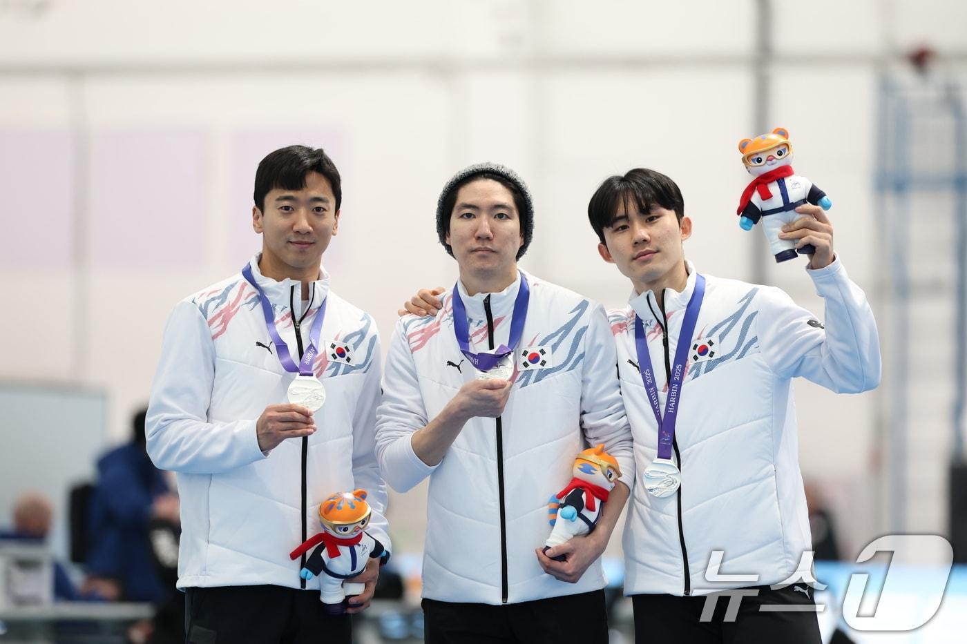 10일(현지시간) 중국 헤이룽장성 하얼빈 스피드 스케이트 오벌에서 열린 하얼빈 동계아시안게임 스피드 스케이팅 남자 팀 스프린트 시상식에서 김준호, 차민규, 조상혁이 포토타임을 갖고 있다. 한국은 스피드스케이팅 남자 팀 스프린트에서 1분20초48을 기록, 중국(1분19초22)에 이어 은메달을 차지했다. 2025.2.10/뉴스1 ⓒ News1 이승배 기자