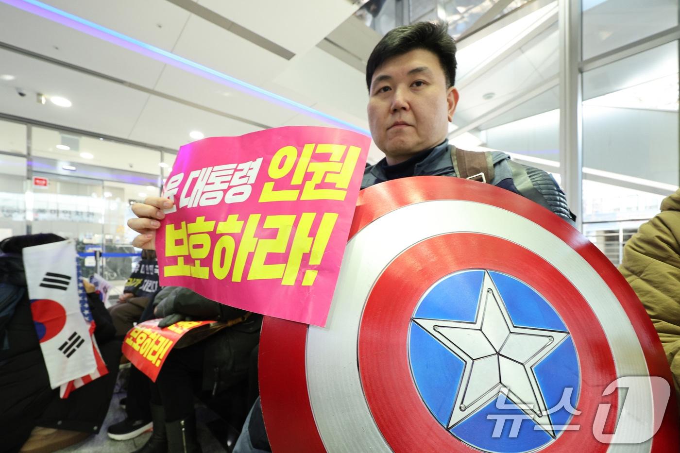 10일 오전 서울 중구 국가인권위원회 앞에서 윤석열 대통령 지지자가 윤 대통령의 불구속 수사를 권고할 것을 인권위에 촉구하고 있다./뉴스1 ⓒ News1 신웅수 기자