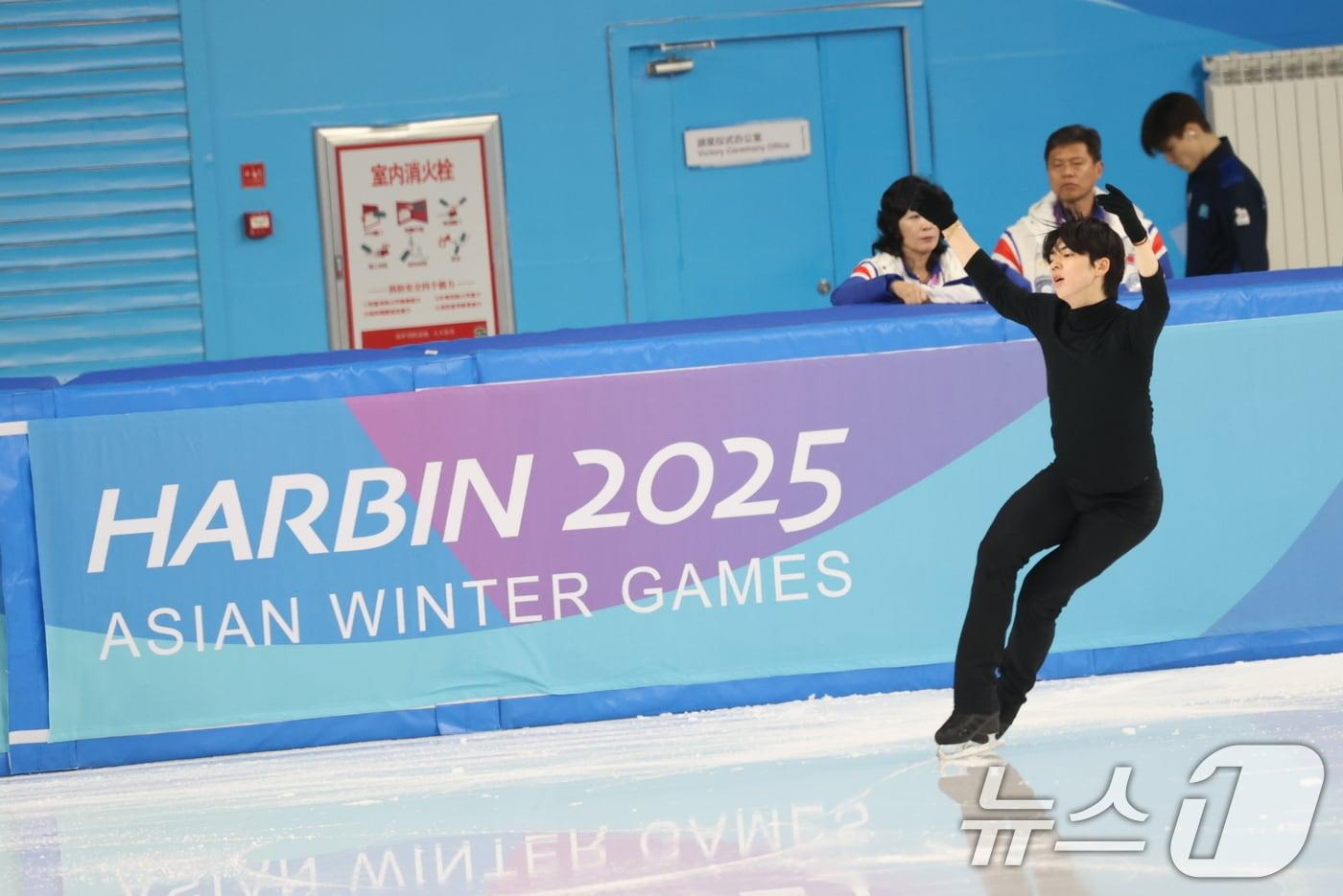 하얼빈 동계아시안게임에 출전하는 한국 피겨 차준환이 10일(현지시간) 중국 헤이룽장성 하얼빈 빙상훈련센터 다목적홀에서 훈련하고 있다. 2025.2.10/뉴스1 ⓒ News1 이승배 기자