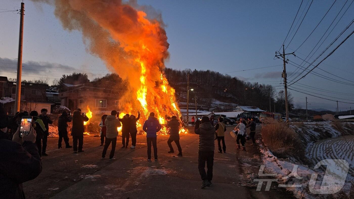 본문 이미지 - 정월대보름 달집태우기 모습.(전북소방 제공) 2025.2.10/뉴스1