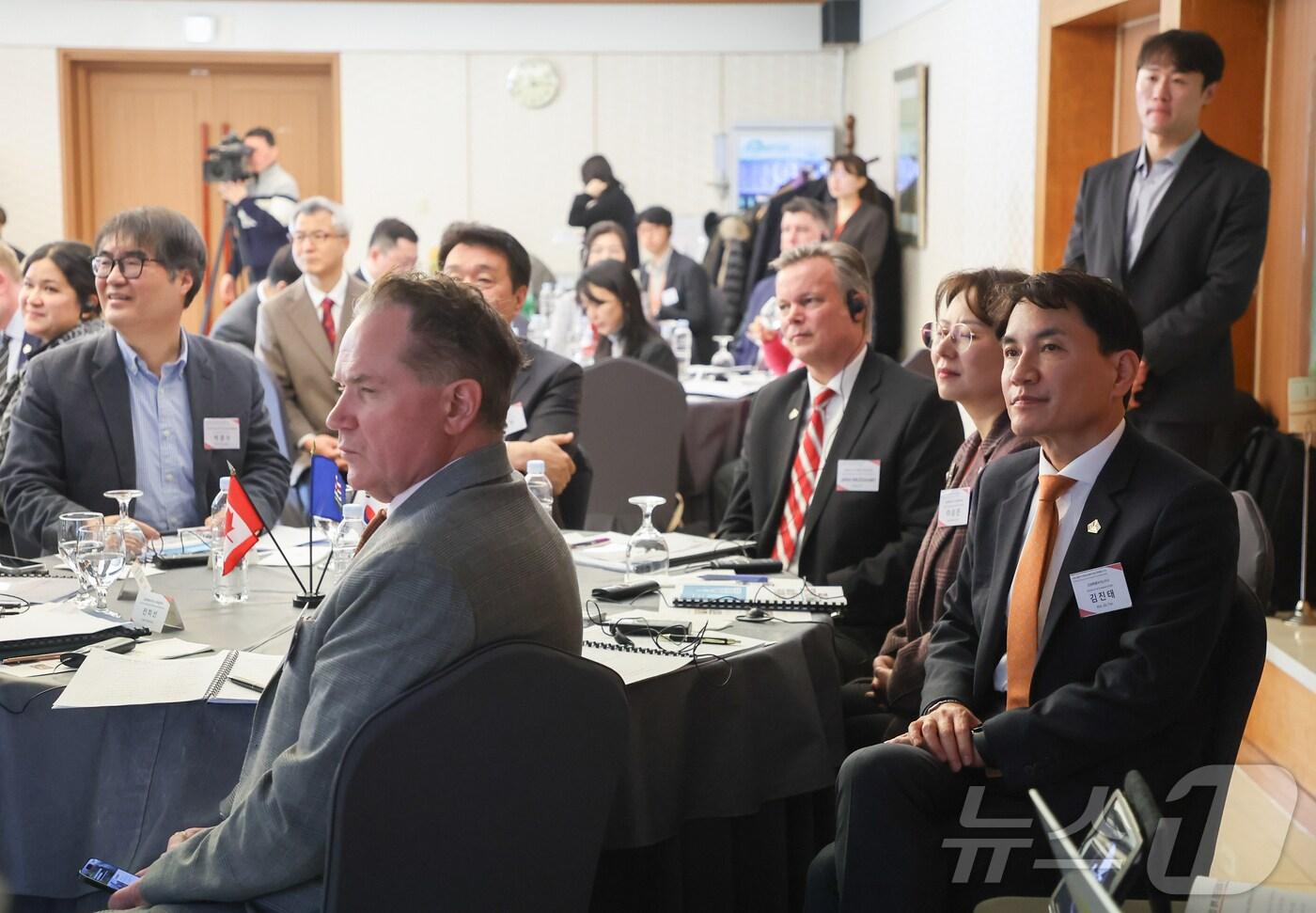 강원-알버타 미래산업 협력 라운드테이블.(강원도 제공)/뉴스1