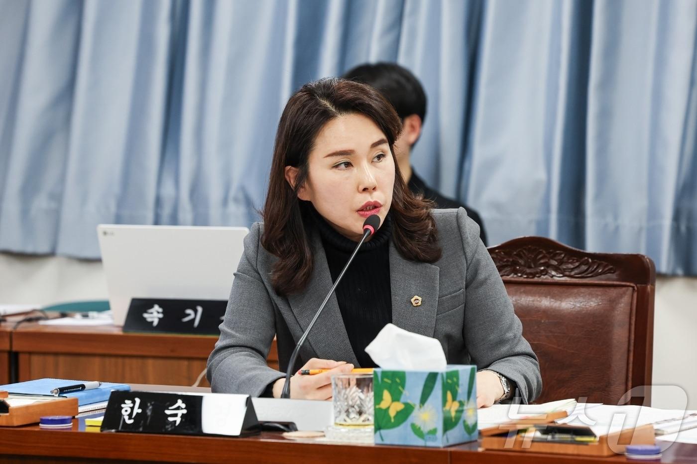 한숙경 전남도의원이 전남도사회서비스원 업무보고를 받고 있다.(전남도의회 제공)'뉴스1