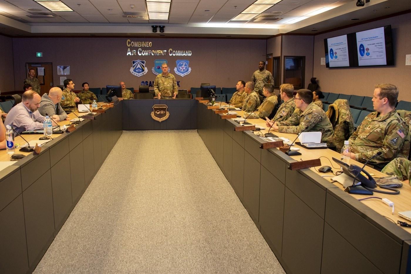 본문 이미지 - 존 패트릭 주한 미주우군사령관이 1월 21일 오산 공군기지에서 열린 '폴라리스 해머' 훈련 개막 행사에서 연설하고 있다.(미 공군 제공)