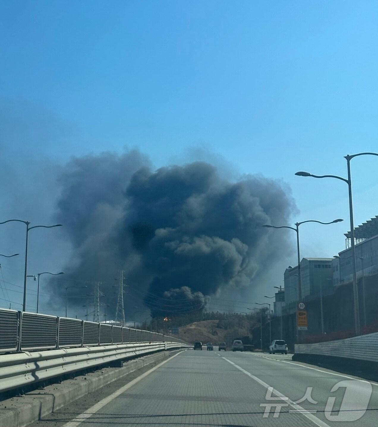 본문 이미지 - 10일 울산 울주 온산읍 소재 유나이티드터미널코리아(UTK) 탱크터미널에서 대형 화재가 발생했다. 이 불로 인한 검은 연기가 크게 번지고 있다. (독자제공)