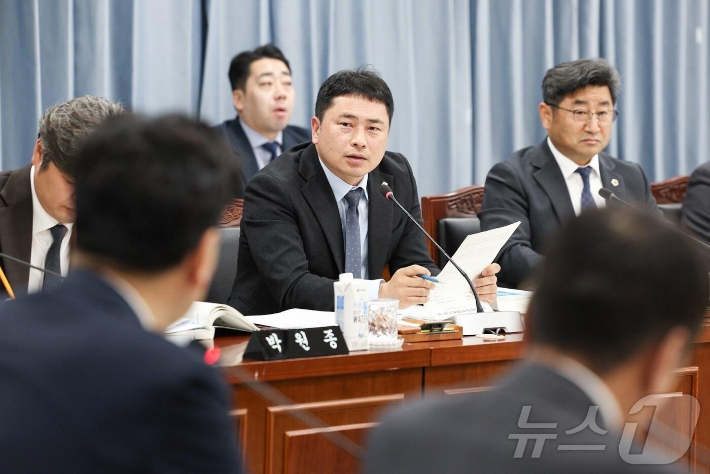 본문 이미지 - 전남도의회 임형석 의원이 전남도교육청의 업무보고를 받고 있다.(전남도의회 제공)/뉴스1