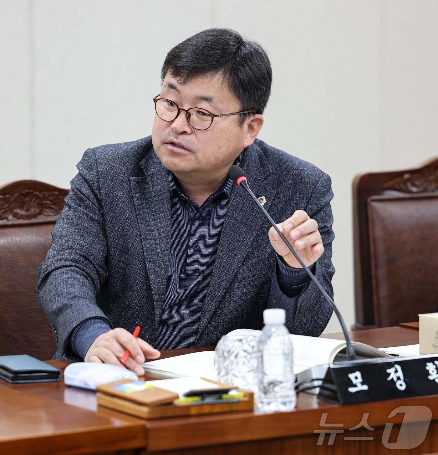 본문 이미지 - 전남도의회 모정환 의원이 인구청년이민국 업무보고를 받고 있다.(전남도의회 제공)/뉴스1 