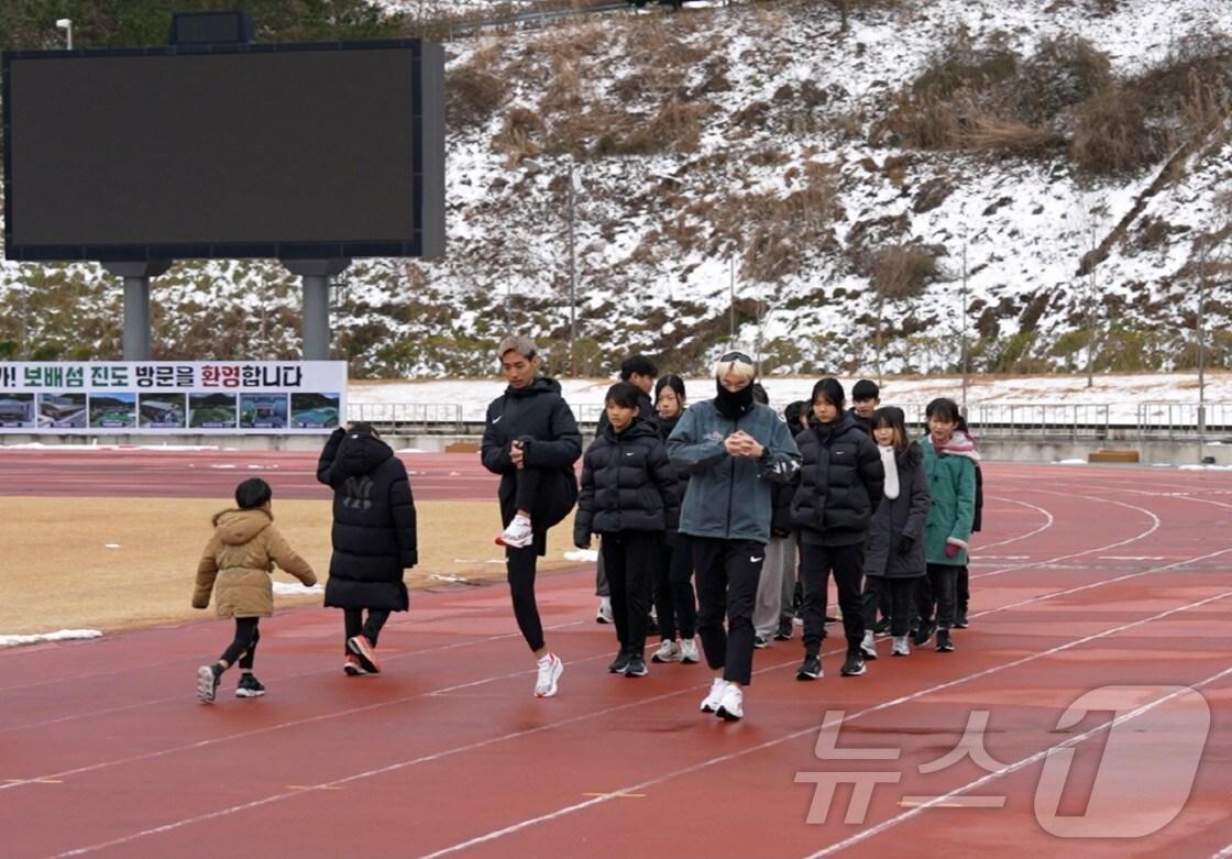 본문 이미지 -  전지훈련을 위해 진도를 방문한 육상팀이 훈련을 하고 있다.(진도군 제공)/뉴스1